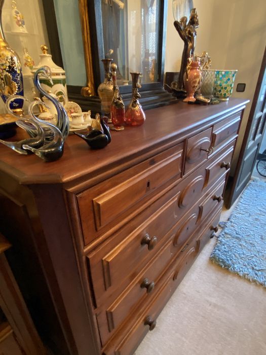 Cómoda Antiga Gigante