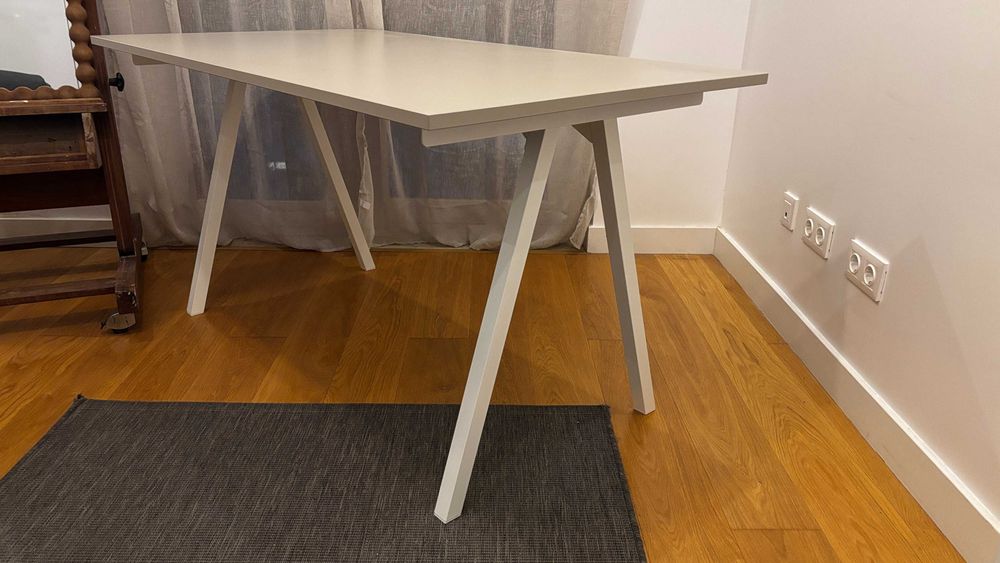 Secretária como nova IKEA Trotten tampo bege