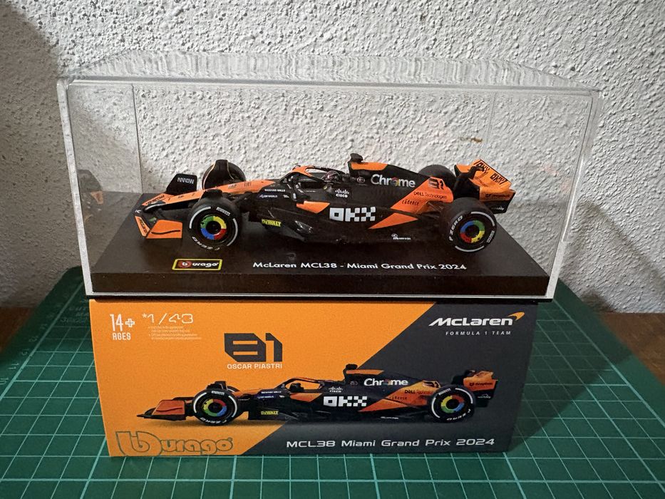 1/43 Miniaturas F1 - versões com piloto e expositor acrilico