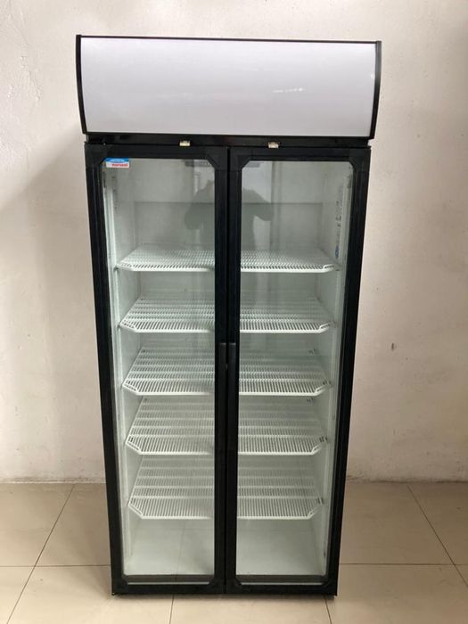 Witryna chlodziarka szeroka na blachy i GN  90 cm drzwi uchylne
