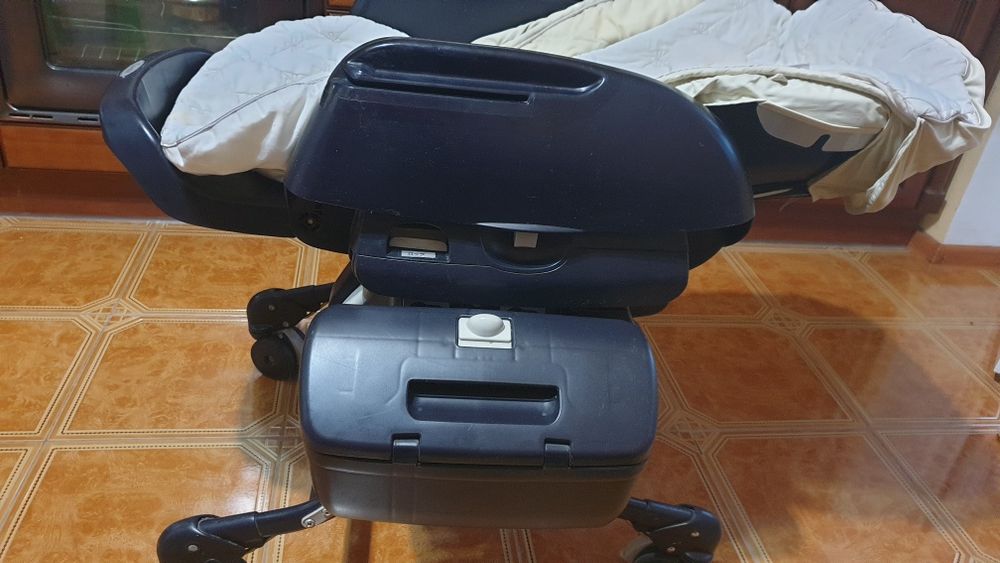 Стільчик для годування і колиска Combi