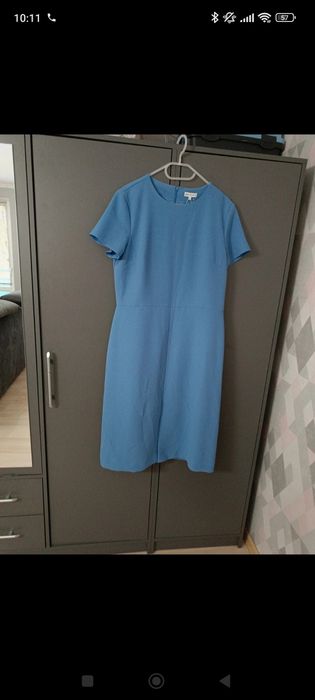 Niebieska sukienka średniej długości