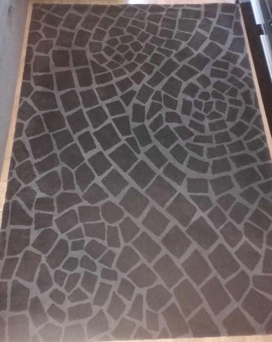 Tapete grande preto e cinzento