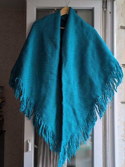 Тепла вовняна шаль-бактус