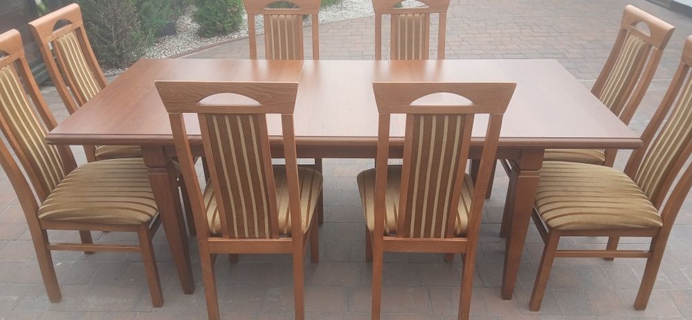 Elegancki stoł z krzesłami ,nogami stołu i stelażem z drewna bukowego.
