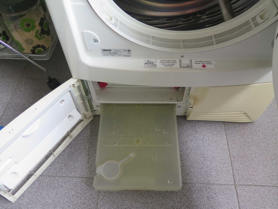 Máquina secador de roupa usada Zanussi.