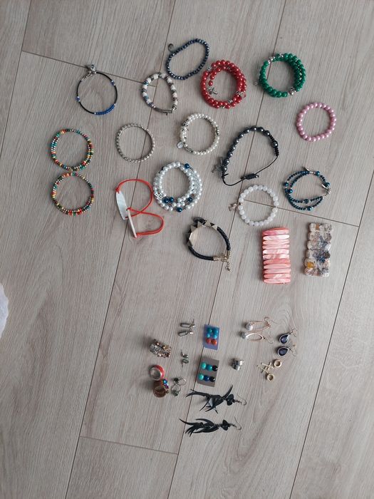 Biżuteria bransoletki kolczyki pierścionki