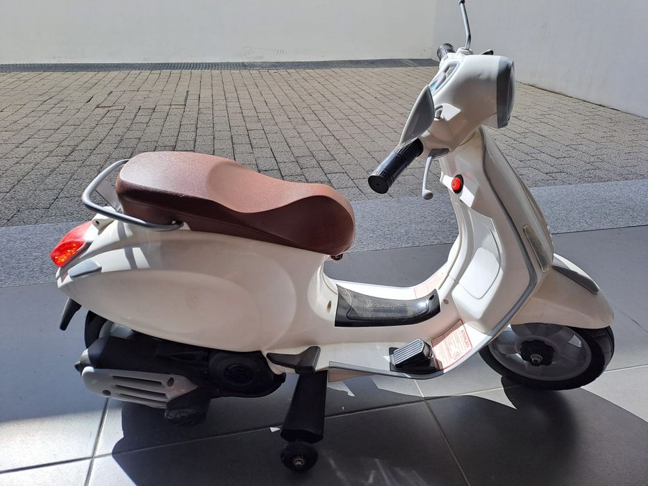 Vespa Eléctrica Criança