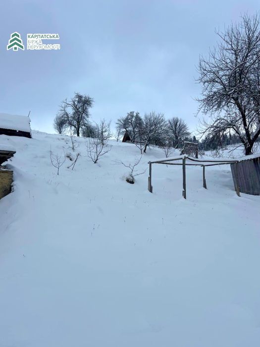 Старий будинок разом з земельною ділянкою в селі Подобовець