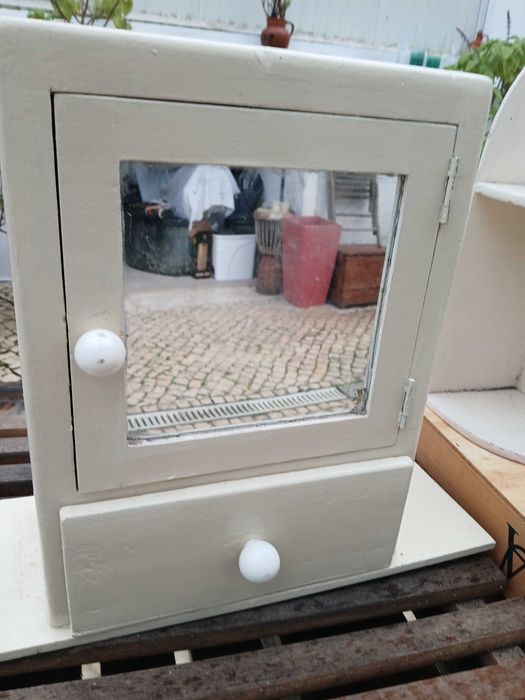 Dois pequenos móveis antigos recuperados