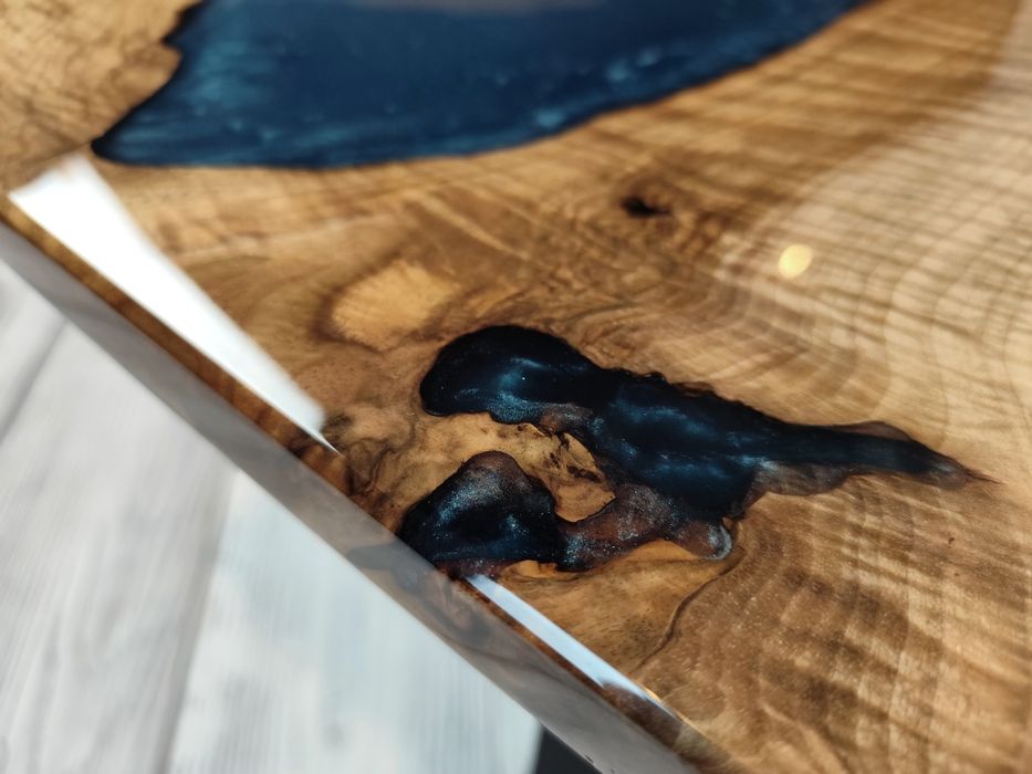 Stolik kawowy Blue Canyon z orzecha włoskiego i żywicy Pracownia Stolarska TheLoveOfWood