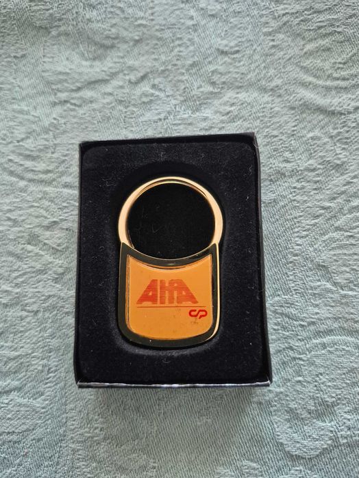 Porta-chaves  dourado do comboio ALFA da CP