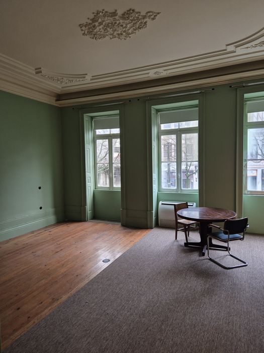 Sala ampla no centro do Porto