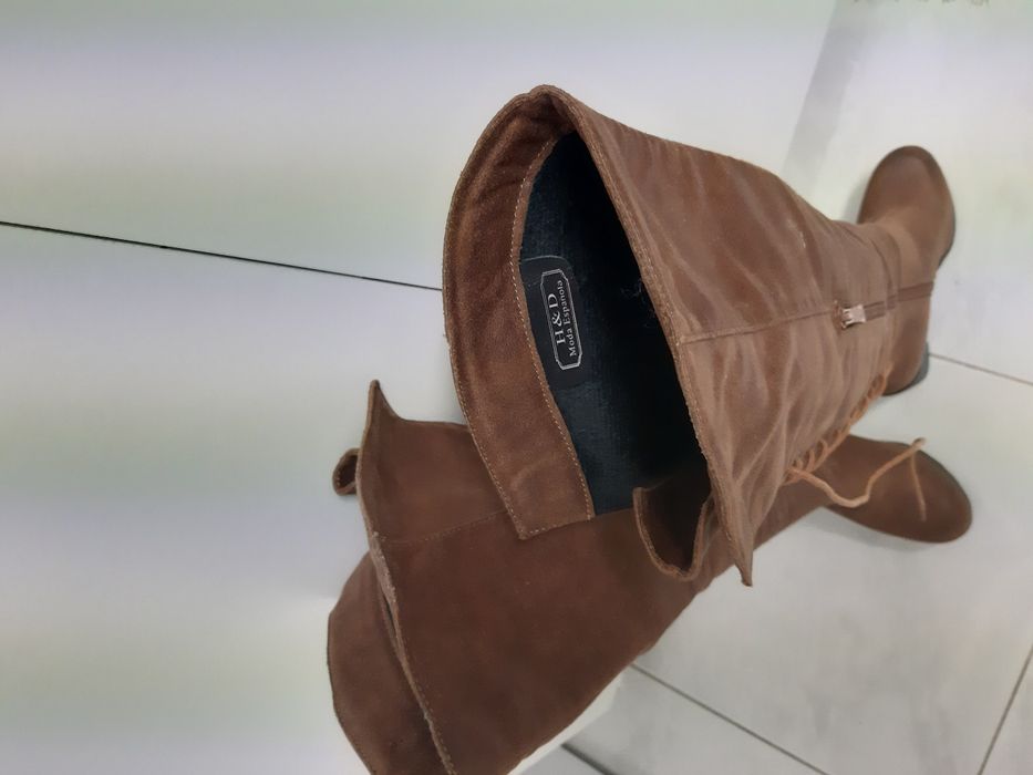 Vendo um par de botas cano alto em camurça.