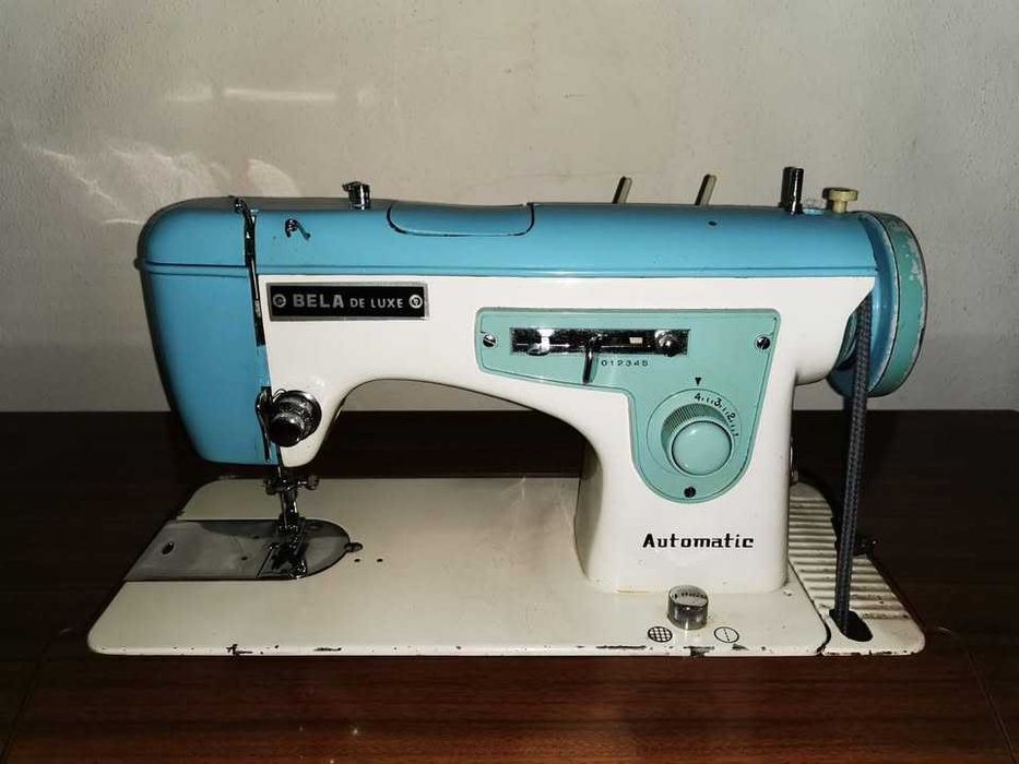 Máquina de costura antiga BELA De Luxe Automatic com móvel