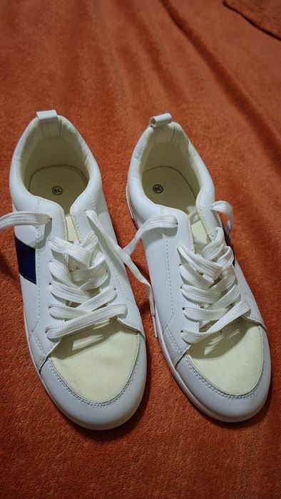 Кросівки нові білі