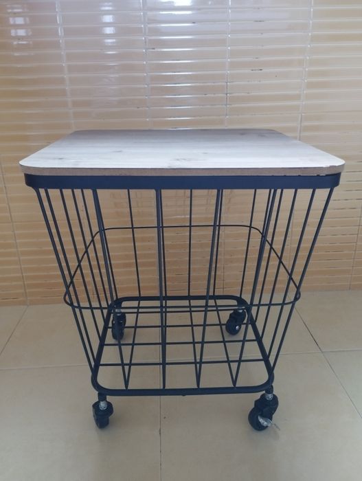 Mesa de apoio com rodinhas