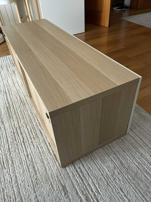 Móvel Besta IKEA ef carvalho c/velatura branca e portas brancas