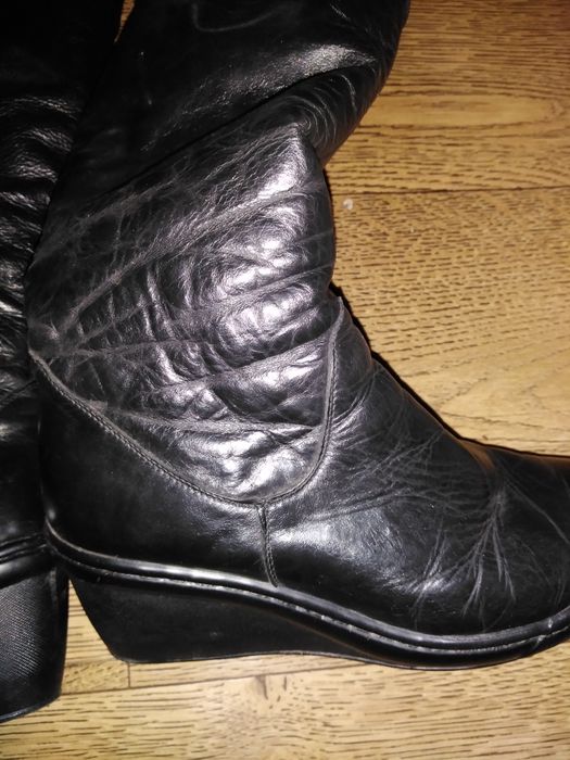 Срочно!Сапоги зима кожані на овчині 37 розмір на танкетці майже нові