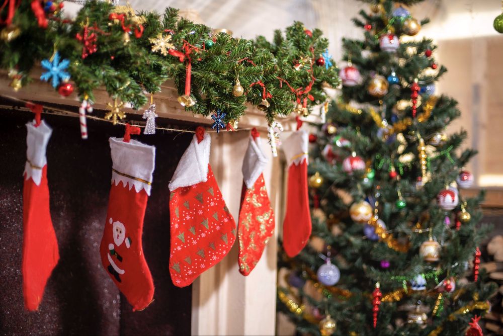 Новогодний декор на камин, оленьи рога, шапки Санты