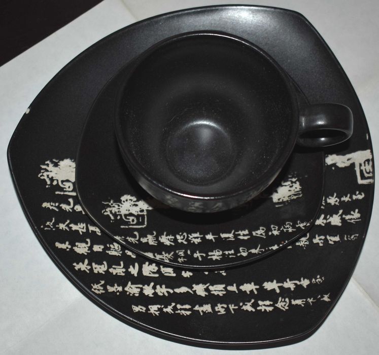Czarna chińska ceramiczna filiżanka z podstawkami