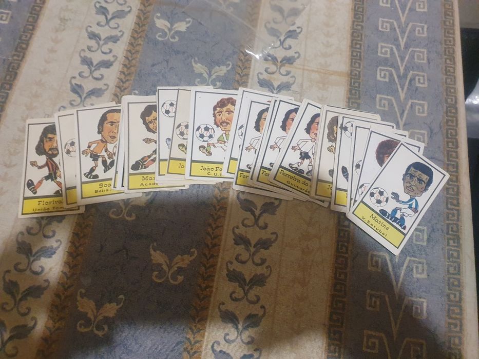 Caderneta incompleta mais os cromos todos de diferentes cadernetas