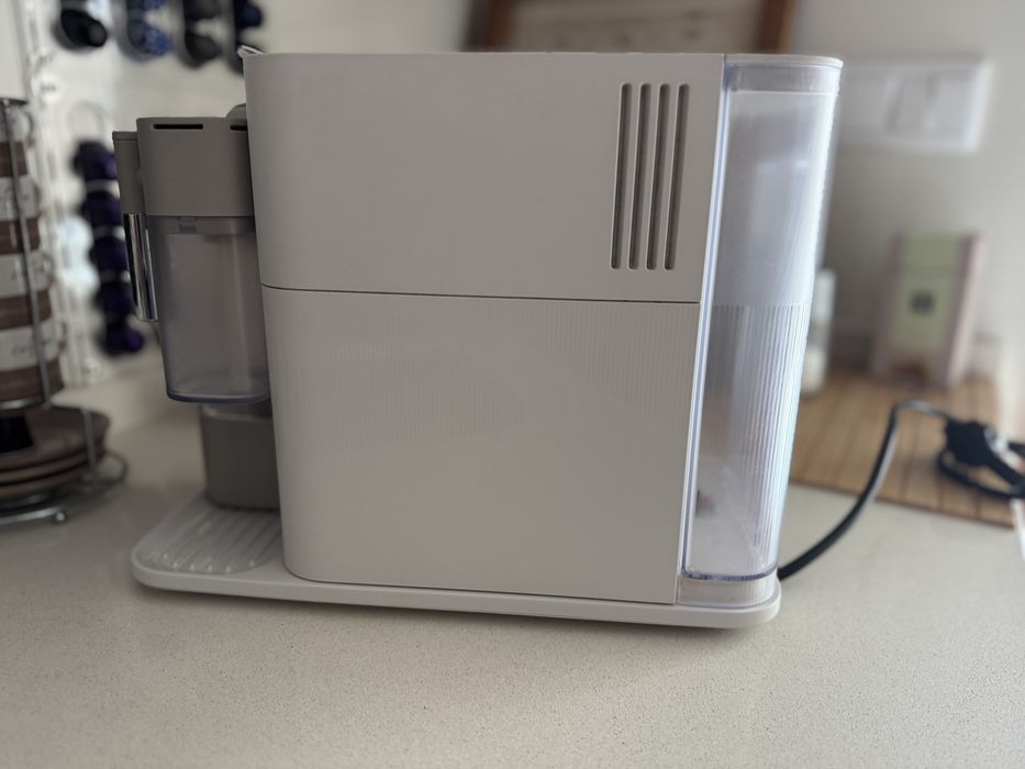 Máquina de Café DELONGHI Nespresso Lattissima One