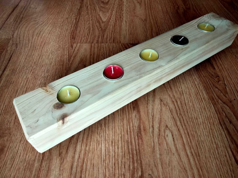 Świecznik drewniany.