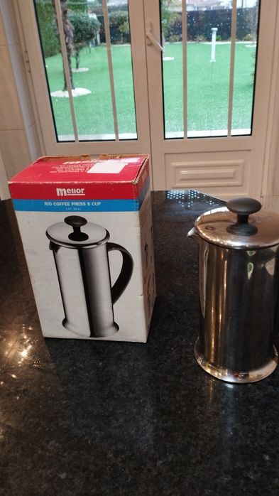 Cafeteira nova em inox .