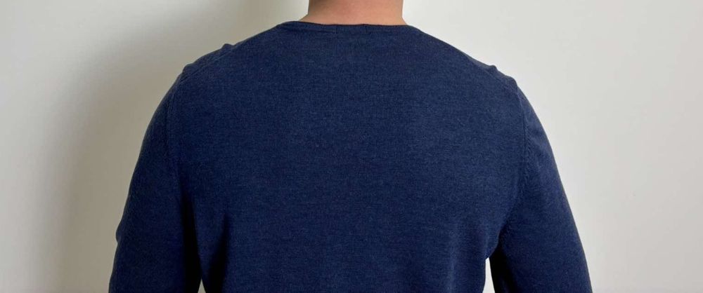 Hugo Boss sweter w serek męski XL 100%wełna
100%wełna 
Rozmiar XL
kolo