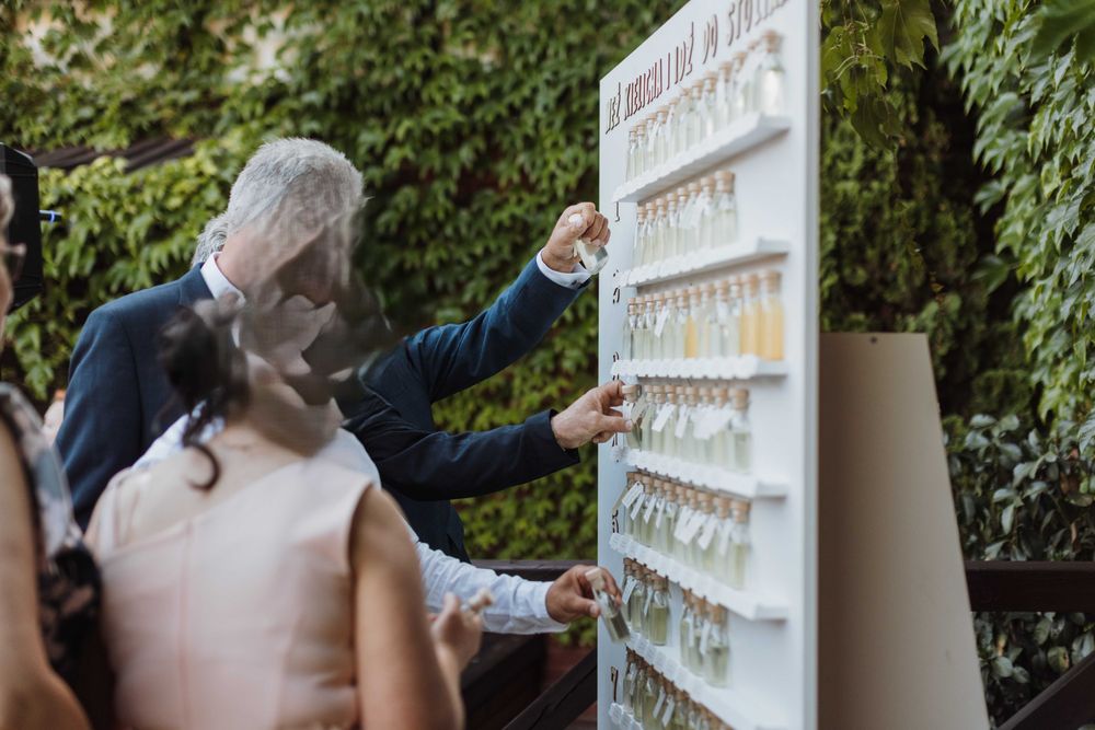 Tablica weselna z numerami stołów