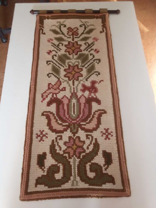 Pequeno painel em bordado de Arraiolos, com varão para pendurar, usado