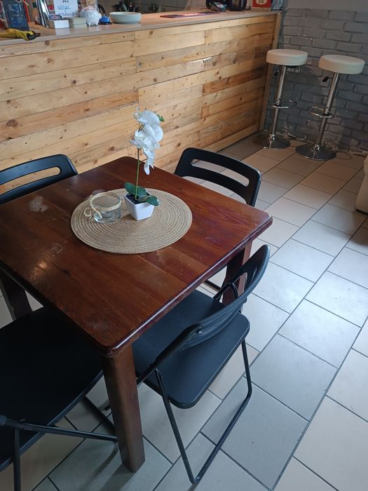 Stolik drewniany + 4 krzesła.