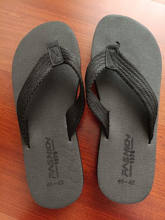 Chinelos novos, 9€ cada
Números :40, 41 e 42.
Entrego em