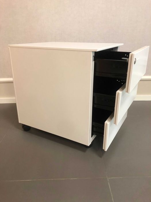 Bloco metálico 3 gavetas, com rodas, usado, marca M 114