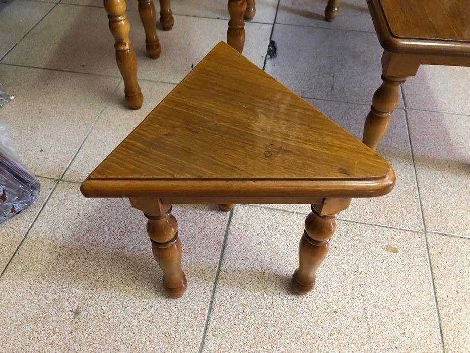 mesa e banquinhos em pinho mel maciço