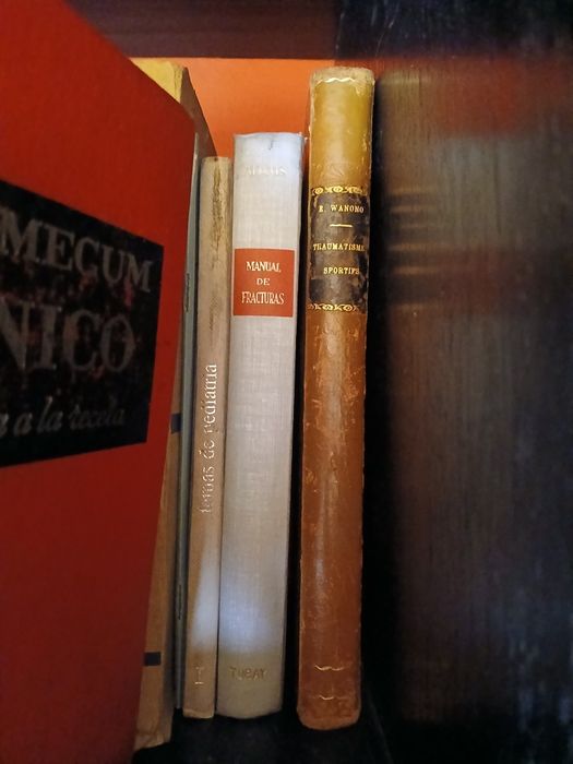 Varios livros sobre medicina antigos