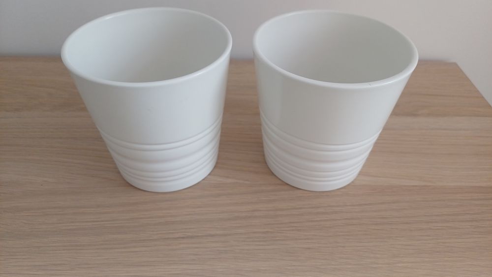 Dois vasos brancos ikea