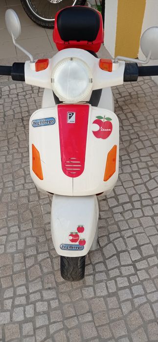 Vespa a bateria criança
