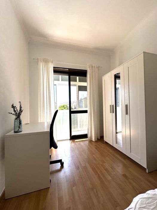 Quarto - com varanda, boa localização, equipado