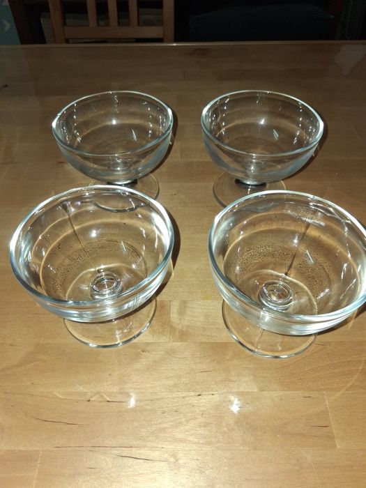 4 taças  vidro com pé para sobremesa
