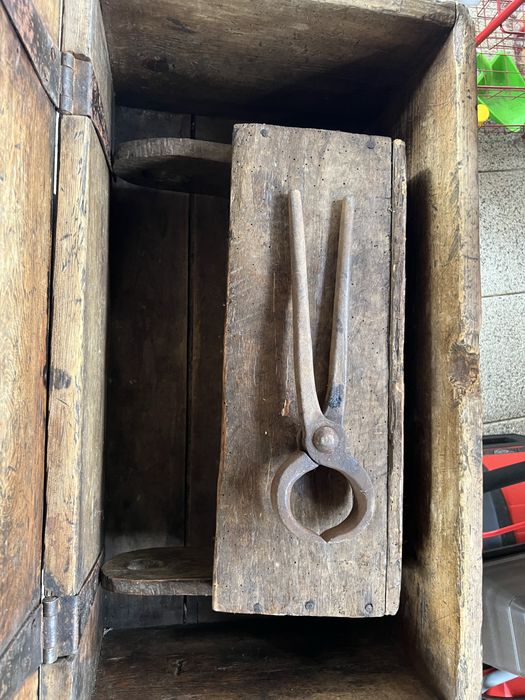 Stara skrzynia stolarska narzędziowa antyk z nosidłem drewnianym