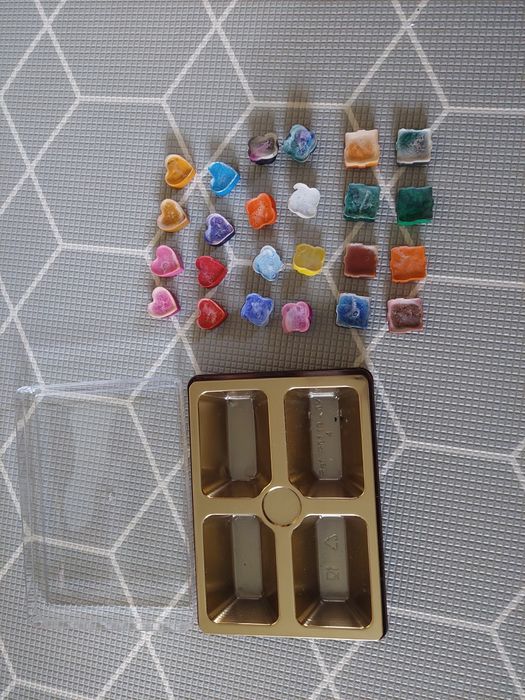 Zestaw 24 unikalnych kredek świecowych – Serca, Róże i Prezenty