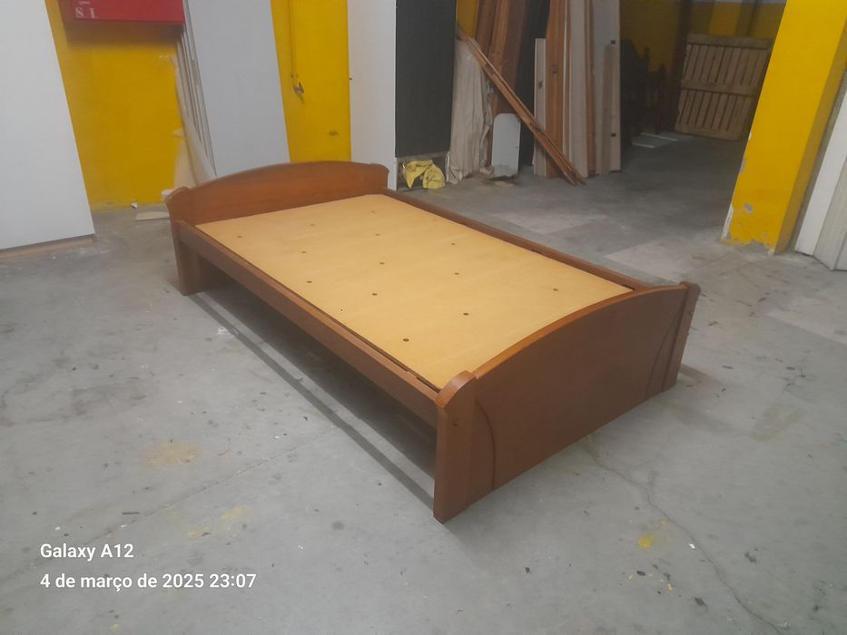 Cama corpo e meio com colchão