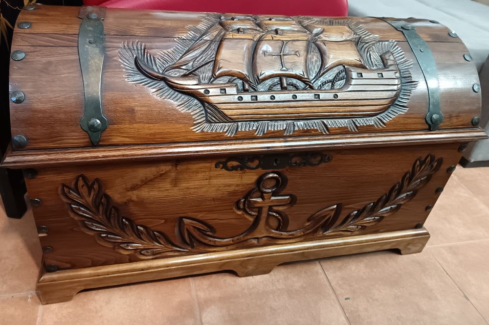 Arca madeira relevo motivos náuticos