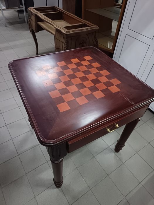 Mesa de jogos antigo