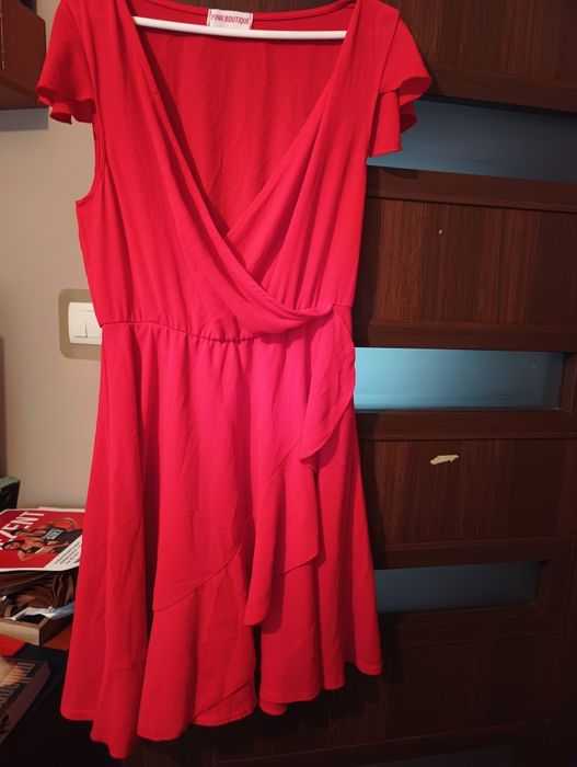 Sukienka czerwona z falbanka