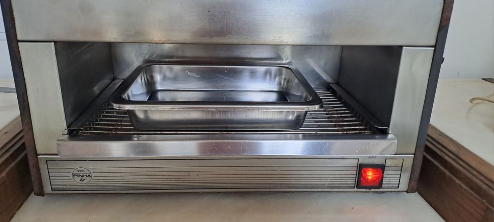 Torradeira gratinador forno, com tabuleiro 
A funcionar perfeitamente