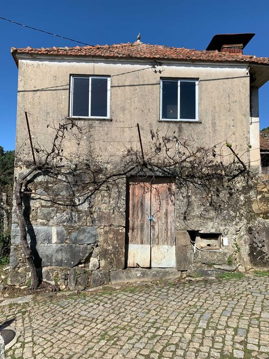 casa de 2 pisos com 80m2 cada e jardim de 30m2