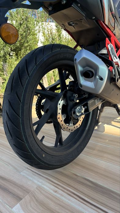 Benneli bn125 preta e vermelha